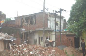 Poles between the roads, causing the accident सड़क के बीच खंभे, बन रहे दुर्घटना का कारण