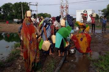 Villagers upset for water पानी के लिए परेशान ग्रामीण