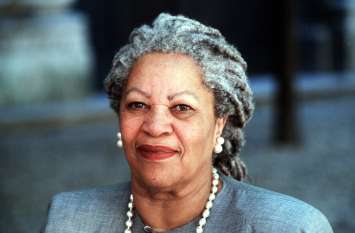 Toni Morrison, 88 1st black woman writer to win Nobel खामोश हो गयी वो आवाज़ जिसने डोनाल्ड ट्रम्प को नस्लभेदी नीतियों पर खूब सुनाई थी