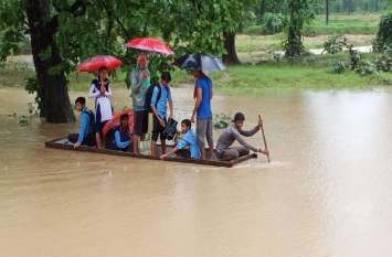 Heavy rain in Chhattisgarh Kanker student going school by boat flood बारिश में डूबे कांकेर के कई इलाके, जान की बाज़ी लगाकर स्कूल जाने पर बच्चे मजबूर