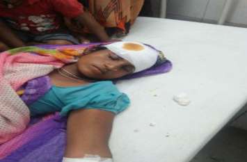 mob attack, fire, lady injured, baran, police, stone pelters बारां की बड़ी खबर-गोली का निशाना चूका तो गांव में मच गया बवंडर , भीड़ ने रोड़ जाम कर किया हिंसक प्रदर्शन, पत्थर फैंके