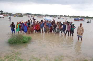 Settlement submerged, food and drink crisis बस्ती हुई जलमग्न, खाने-पीने के भी लाले पड़े