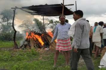 dead body, funeral process in trouble, baran किशनपुरा पंचायत के चोथ्या गांव में बरसाती डाल ले जाते हैं अंतिम सफर पर , श्मशान घाट जैसी सुविधाएं नहीं