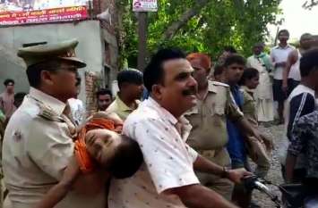 Police Inspector Bring Boy Dead Body and Ran Away on Bike बाप की गोद से बच्चा छीनकर भागा पुलिस इंस्पेक्टर