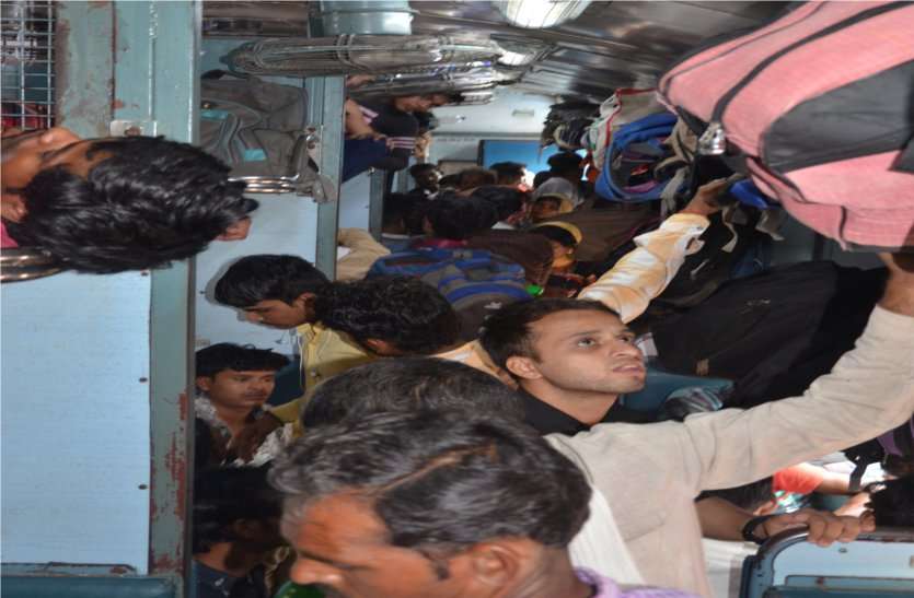 रक्षाबंधन के चलते स्थिति, कई ट्रेनें फुल, कई में नहीं मिल रहा रिजर्वेशन Rakshabandhan ट्रेनों में बढ़ी भीड़, बसों का सफर भी मुश्किल