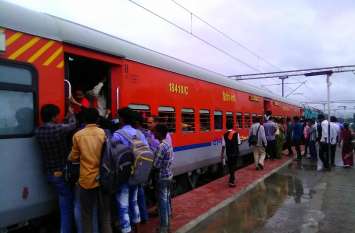 Crowds in trains increased during festive season, feet is not availabl त्यौहारी सीजन में बढ़ी टे्रनों में भीड़,जनरल डिब्बों में नही मिल रही पांव रखने जगह