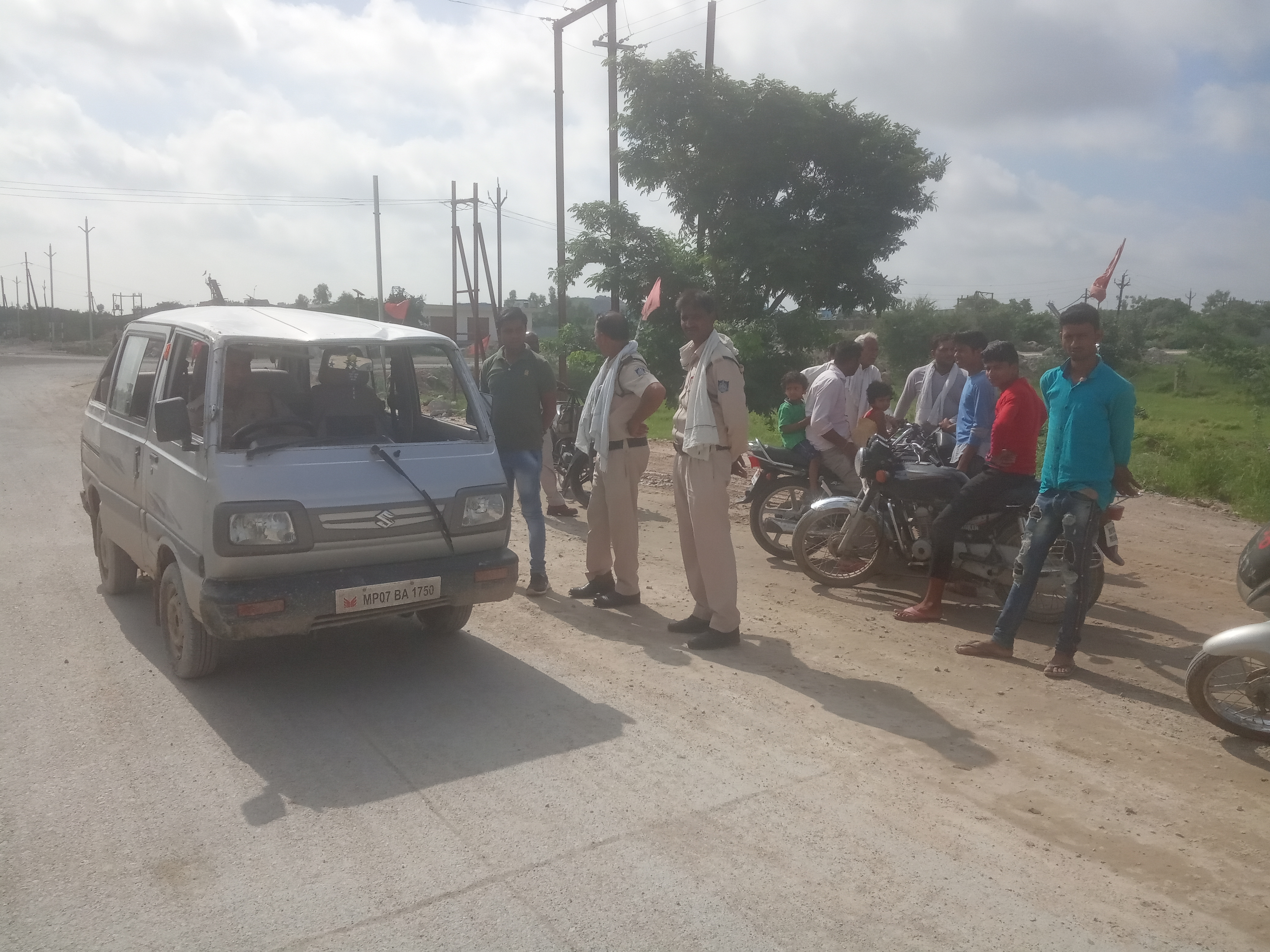 Driver was talking on mobile, school van suddenly overturned ड्राइवर कर रहा था मोबाइल पर बात, स्कूल वैन अचानक पलटी