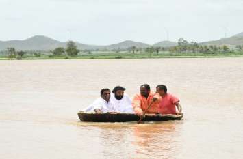 Hampi memorial surrounded by flood water हम्पी स्मारक बाढ़ के पानी से घिरा