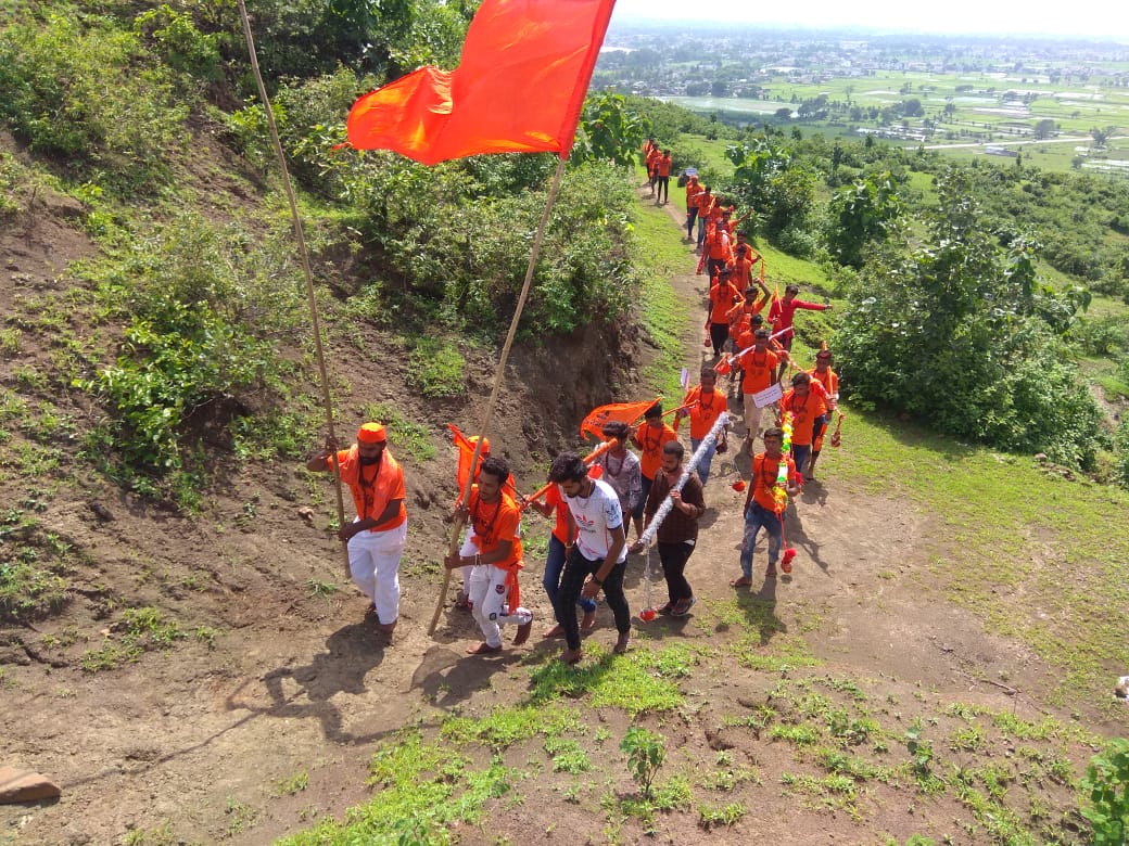Abhishek of Bhole Nath by climbing barefoot नंगे पांव पहाड़ी चढ़कर भोले नाथ का अभिषेक