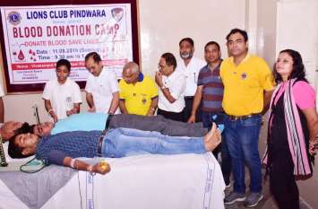 91 units blood donation in camp, enthusiasm among youth VIDEO लायंस क्लब पिण्डवाड़ा : शिविर में 91 यूनिट रक्तदान, युवाओं में उत्साह