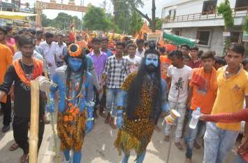 The city resonated with the shouts of Har Har Mahaveda हर-हर महावेद के जयकारों से गुंजयमान हुआ शहर