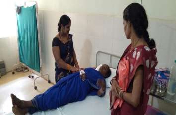 Bibi's crazy son leaves her old mother sick बीवी के प्यार में पागल बेटे ने बीमार मां को मरने के लिए छोड़ दिया