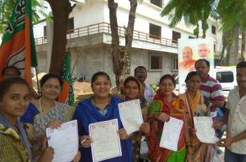 BJP Mahila Morcha got membership of party by stall स्टाल लगाकर भाजपा महिला मोर्चा ने दिलाई पार्टी की सदस्यता