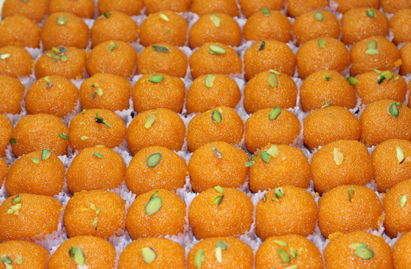 laddu 15 अगस्त पर गांव के बच्चे खाएंगे लड्डू, शहर के बच्चों को मिलेगा बाबाजी का ठुल्लू!