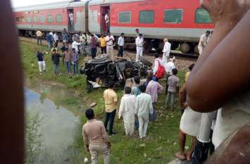 train accident at chaksu jaipur चाकसू में बेरियर तोड़कर इंदौर जयपुर इंटरसिटी एक्सप्रेस से टकराई जीप, उड़े परखच्चे