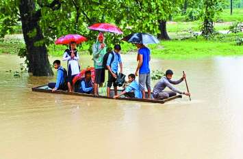 Flood in kanker: students go to school by boat पढ़ने का एेसा जुनून कि जब स्कूल जानें को नहीं मिला कोई साधन तो बच्चों ने खुद ही बना ली नांव