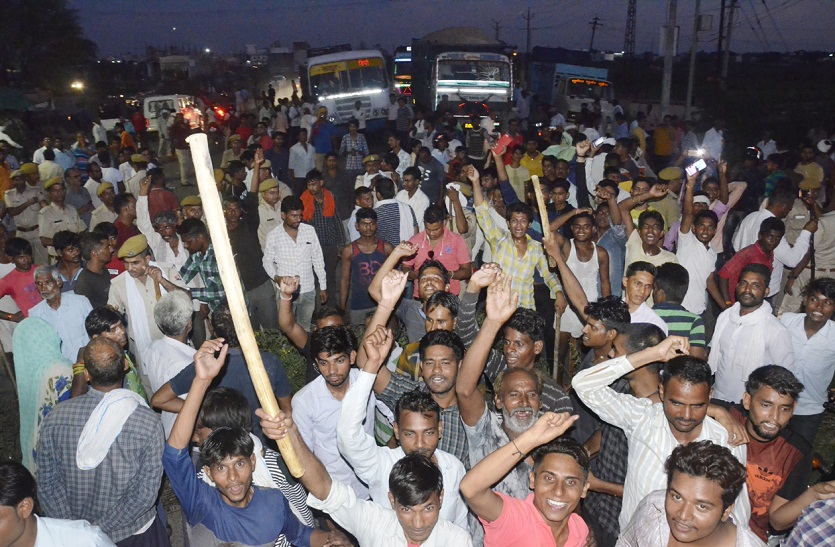 Dispute over snatching of mobile and bike key of youth, jammed युवक का मोबाइल व बाइक की चाबी छीनने पर विवाद, लगाया जाम