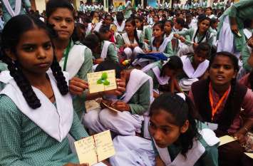 4 thousand Rakhis sent to Modiji for Bundelkhand State जम्मू-कश्मीर से धारा 370 हटाने के बाद बहनों ने भेजी हजारों रखियां, कर दी ये बड़ी मांग