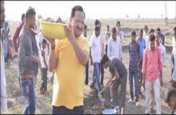 plus plantation, baran, vraksh yatra, jal shakti abhiyan वृक्षयात्रा में मुख्यमंत्री व प्रधानमंत्री को भूले, होर्डिंग पर थे केवल स्थानीय नेताओं के फोटो, बैंड़बाजों के साथ निकली रैली