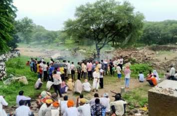 Here funeral has to be done in the rain by burning tires यहां बारिश में टायर जलाकर करना पड़ता है अंतिम संस्कार
