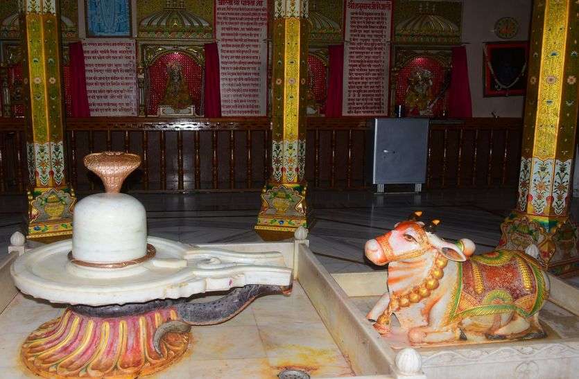 Mahadev is enthroned under the umbrella here यहां छतरी में विराजित है महादेव