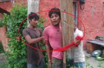 People tied a young man with a pillar as a thief मंद बुद्धि युवक को चोर समझकर लोगों ने खंभे में बांधा