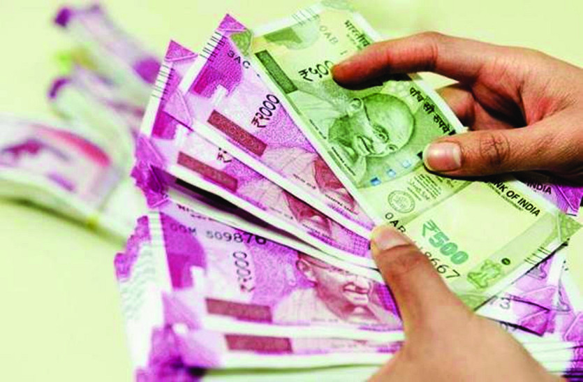 Teacher taking money with fraud signature of father in CG यह शिक्षक चार साल से बीमार प्रधान पाठक पिता का हस्ताक्षर कर निकाल रहा था वेतन