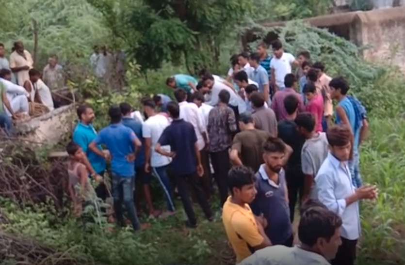 Accused's death falling in well पुलिस को देख जुआ खेल रहे लोगों में मची भगदड़, एक की कुएं में गिरने से हुई मौत, हंगामा...