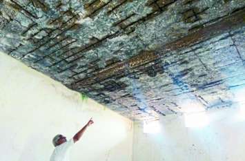 Water dripping from the school's shabby roof, responsible silence जिले में अव्यवस्थाओं के बीच संचालित हो रहीं पूर्व माध्यमिक शाला, स्कूल की जर्जर छत से टपक रहे पानी, जिम्मेदार मौन