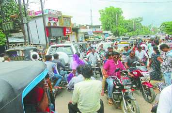 Police registered an FIR for road blockage चक्काजाम करने पर दोनों पक्षों के 17 नामजद और 170 अज्ञात पर प्रकरण दर्ज