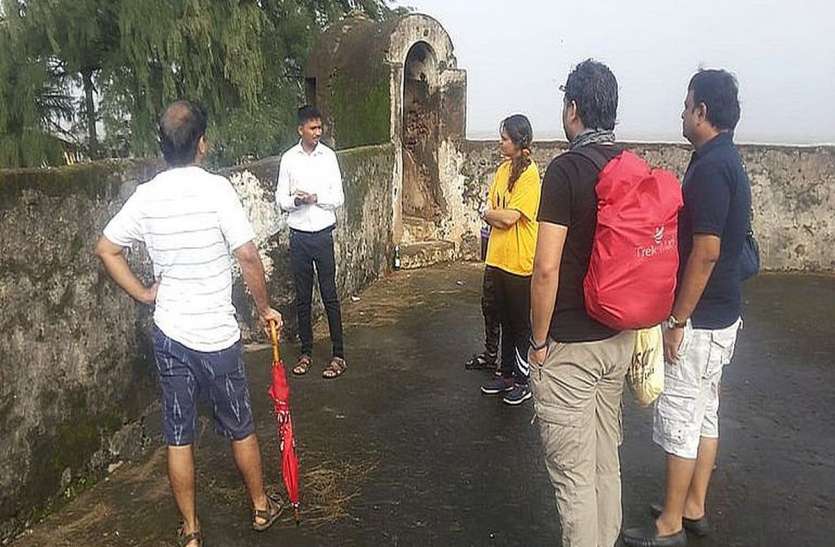 patrika पर्यटकों को कराया दमण किले का भ्रमण