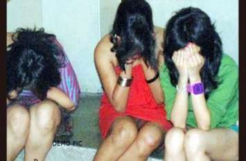 Sex racket busted in jagdalpur, Chhattisgarh Police arrested 2 girl बीवी ग्राहकों से लेती थी पैसा, पति करता था खूबसूरत लड़कियों की सप्लाई, रात में पहुंची पुलिस तो...
