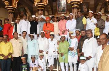 Thousands of heads bowed in Khuda's bargah खुदा की बारगाह में झुके हजारों सिर
