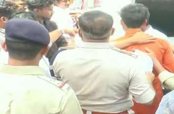 4 police personnel suspended for thrashing 5 people in Nanpur police पानी के बदले पांच युवकों को पिटाई के बाद पुलिस ने पिलाई थी पेशाब, थानेदार समेत चार सस्पेंड