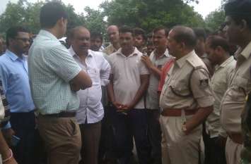 Performed for three hours by placing a corpse on the road सड़क पर शव रखकर तीन घंटे तक किया प्रदर्शन