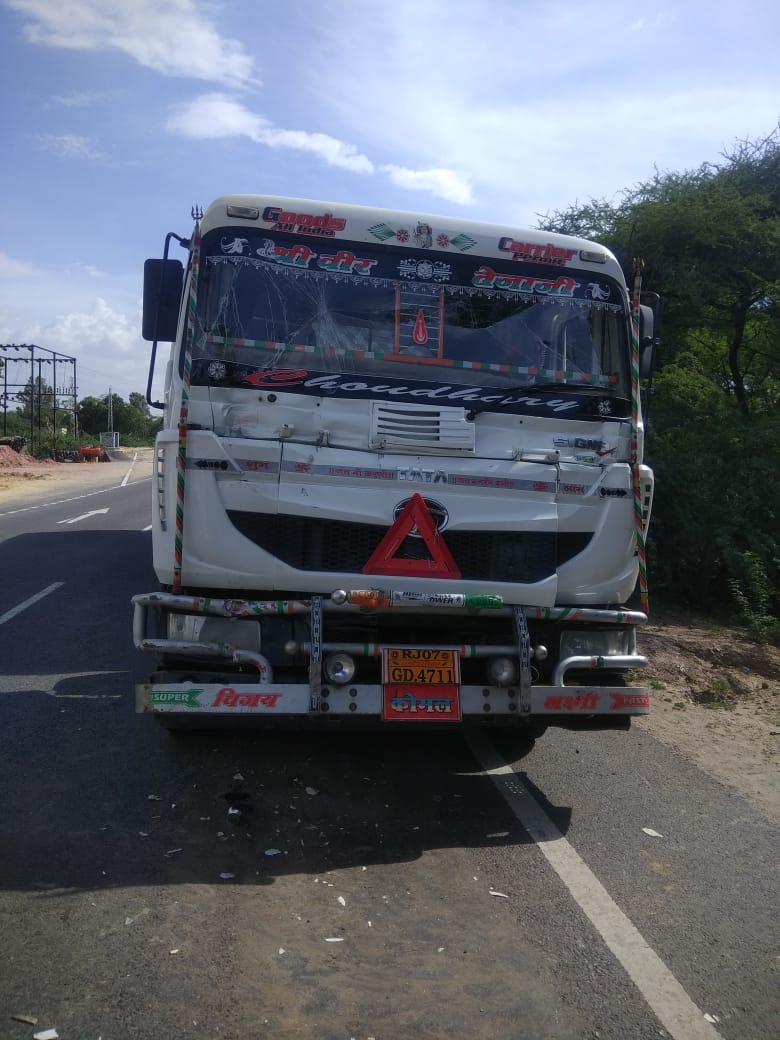 bus- truck accident in bikaner बस चालक ने लगाए ब्रेक तो ट्रक से हुई भिड़ंत