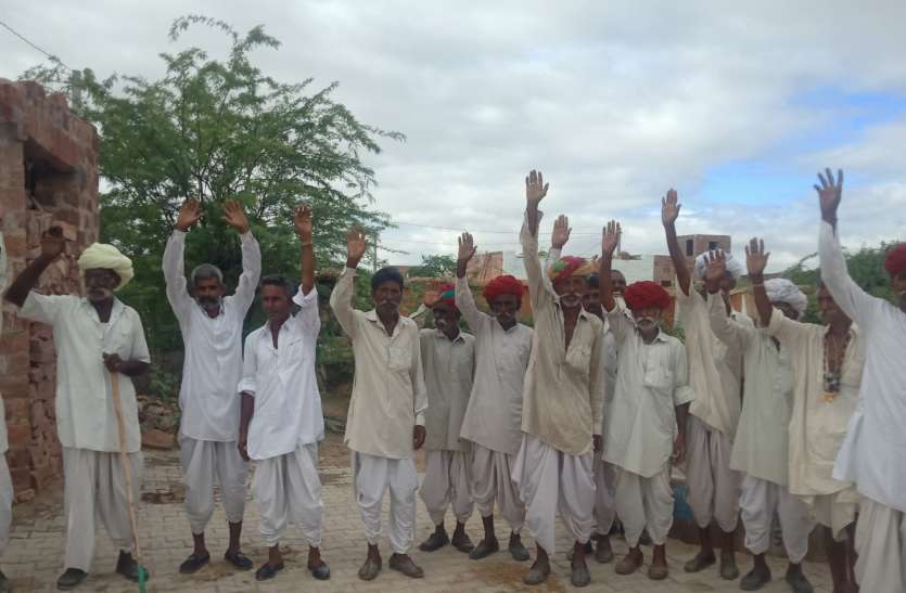 Angry villagers shouted protest पंद्रह सालों में भी नहीं पहुंचा पानी