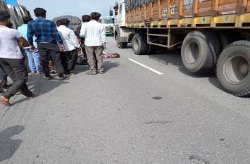 Bike rider dies after hitting a road parked truck VIDEO बीच सड़क खड़े ट्रक से टकराने से बाइक सवार की मौत, लुणोल हाइवे पर हादसा, ट्रक चालक मौके से फरार