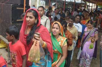 Crowd of devotees on the occasion of Sawan somwar सावन सोमवार के अवसर पर श्रद्धालुओं की भीड़, देखें PHOTO