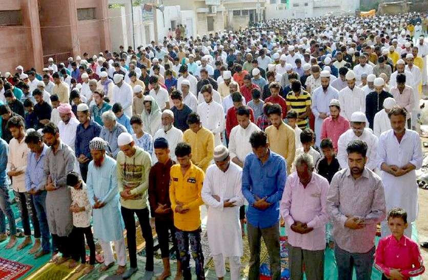 Eid-al-Adha 2019 : हर्षोल्लास के साथ मनाई जा रही है बकरीद, लोग एक-दूसरे को गले मिलकर दे रहे मुबारकबाद