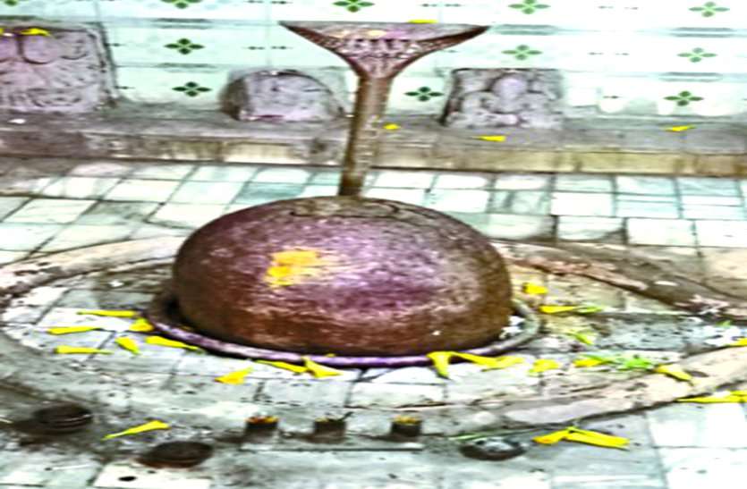 shiv ling in Bemetara सावन के आखिरी सोमवार पढि़ए साल में तीन बार रंग और रूप बदलने वाले प्राचीन शिवलिंग की कहानी, है अबूझ पहेली