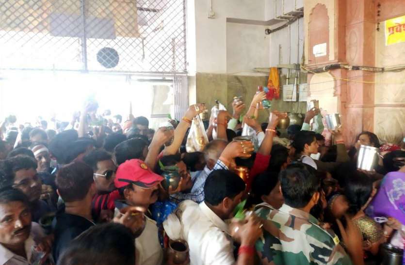 sawan last somvar 2019: birsinghpur satna shiv mandir बिरसिंहपुर: गैवीनाथ धाम में उमड़ी भक्तों की आस्था, भीषण गर्मी के कारण कई महिलाएं गश खाकर गिरी