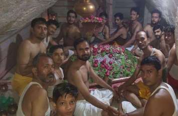 Devotees anointed with milk and water sawan ka somwar: शिवालयों में उमड़े श्रद्धालु, दूध व जल से किया अभिषेक
