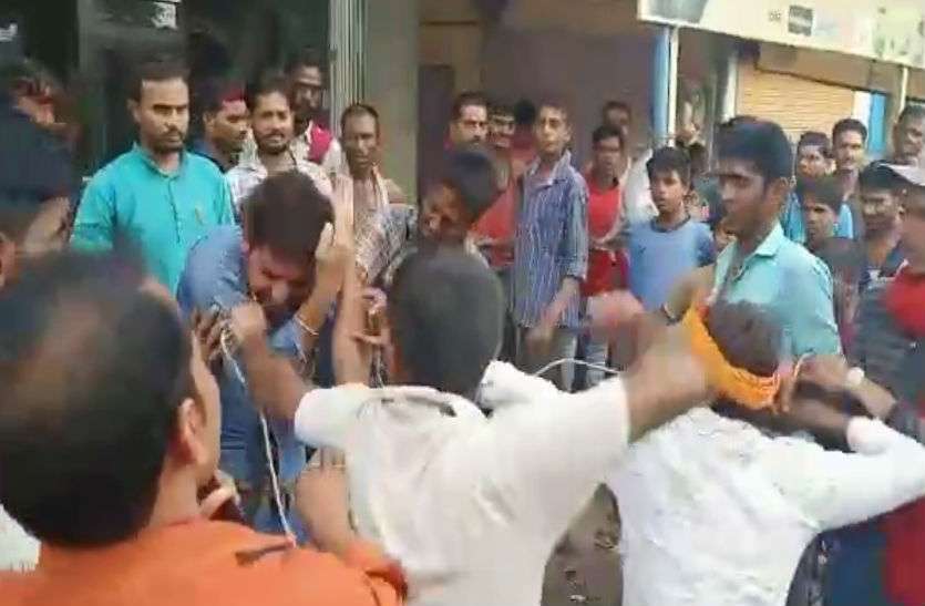 panna महिला को शक हुआ तो उसने शोर मचाया, मौके पर पहुंची भीड़ युवकों को पीटने लगी फिर सामने आई ये सच्चाई