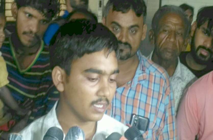 Anil Ahmedabad बेटा काम से बाहर गया तो बचा, लौटा तब तक हो चुका था हादसा, पिता की मौत