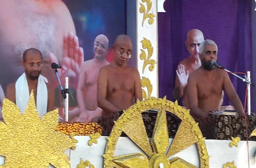 newsअशोकनगर। बाढ़ से हुई तबाही से पीडि़तों की मदद के लिए जैन मुनि आगे आए हैं। धर्मसभा के दौरान सुबह मुनिश्री प्रशांतसागरजी ने देशभर के जैन समाज से बाढ़ पीडि़तों की मदद का आह्वान किया, तो शहर में 10 मिनिट में ही पांच लाख रुपए से अधिक की राशि जुट गई। शहर में ही इस सहयोग राशि के एक-दो दिन में और बढऩे की संभावना है। ताकि बाढ़ से बर्बाद हो चुके पीडि़तों की इस राशि से मदद की जा सके। सांगली और कोल्हापुर में बाढ़ से हुई तबाही आचार्यश्री विद्यासागरजी महाराज के शिष्य मुनिश्री प्रशांतसागर जी, मुनिश्री निर्वेगसागर जी और क्षुल्लकश्री देवानंदसागर जी शहर में चातुर्मास कर रहे हैं। सोमवार को सुबह धर्मसभा के दौरान मुनिश्री प्रशांतसागर जी ने महाराष्ट्र के सांगली और कोल्हापुर में बाढ़ से हुई तबाही के बारे में जैन समाज को बताया और बाढ़ पीडि़तों की मदद का आह्वान किया। कल भी सहयोग राशि एकत्रित की जाएगी मुनिश्री के आह्वान पर समाज के लोग उन बाढ़ पीडि़तों की मदद के लिए बढ़-चढ़कर भागीदारी करते नजर आए और 10 मिनिट के भीतर ही धर्मसभा में पांच लाख रुपए से अधिक की राशि एकत्रित हो गई, कल भी सहयोग राशि एकत्रित की जाएगी और पीडि़तों की मदद के लिए भेजी जाएगी। यज्ञ व अनुष्ठानों से बढ़कर है इन पीडि़तों की सहायता करना- मुनिश्री ने कहा कि महाराष्ट्र के सांगली और कोल्हापुर में प्राकृतिक त्रासदी हुई है और जहां बाढ़ ने त्राहि-त्राहि मचाई हुई है। 80 गांव बाढ़ में पूरी तरह से डूब गए हैं और खेती सहित लोगों के मकान भी बाढ़ से गिर चुके हैं। हालत यह है कि वहां दो मुनिराज के संघ विराजमान थे, जिन्हें वहां से दूर जाकर रुकना पड़ा। मुनिश्री ने कहा कि वहां पर धनहानि हुई है, खेत के खेत बह गए हैं। इसलिए वहां के बाढ़ पीडि़तों की सहायता करना आवश्यक है, मुनिश्री ने कहा कि कई यज्ञ व अनुष्ठानों से बढ़कर हैं ऐसे जरूरतमंद लोगों की सहायता करना। उन्होंने देशभर के जैन समाज से आह्वान किया कि ऐसे में आपका कर्तव्य क्या होता हैं वह करें। मुनिश्री सुधासागरजी ने भी किया है जैन समाज से आह्वान- राजस्थान के बिजौलिया पारसनाथ में चातुर्मास कर रहे मुनिपुंगवश्री सुधासागरजी महाराज ने अपने आधा घंटे के प्रवचन के दौरान बाढ़ पीडि़तों की मदद का आह्वान देशभर के जैन समाज से किया है। मुनिश्री सुधासागरजी महाराज के संदेश के साथ मुनिश्री प्रशांतसागरजी ने समाज से यह आह्वान किया है। flood victims : मुनिश्री ने बाढ़ पीडि़तों के मदद का किया आह्वान तो 10 मिनट में एकत्र हुए 5 लाख रुपए