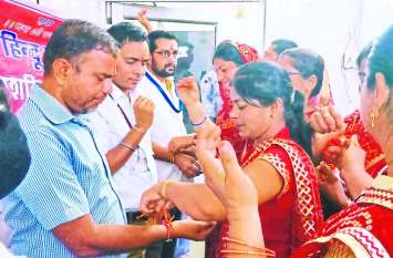 Tie up guards of police personnel and medical personnel पुलिस जवानों व चिकित्साकर्मियों के बांधे रक्षासूत्र