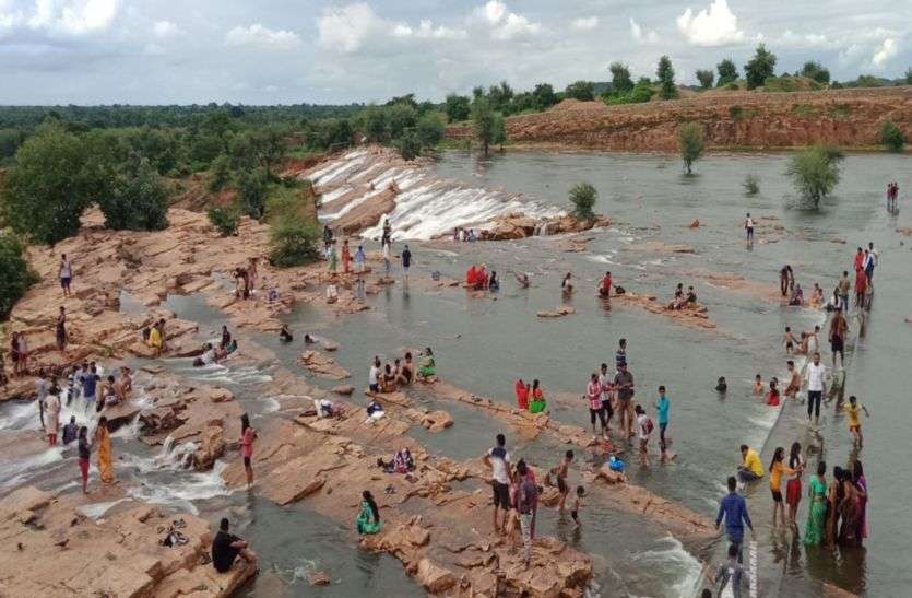 chittorgarh छलका बस्सी बांध, उमड़ा पर्यटकों का सैलाब