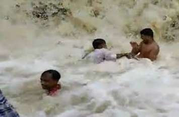 swept away in water fall,alert,teen swept , baran, police,monsoon सावधान: टिक टॉक पर वीडिय़ो बना रहा था, पांव फिसला और बह गया झरने में, मनोरंजन के साथ लापरवाही पड़ सकती है जान पर भारी