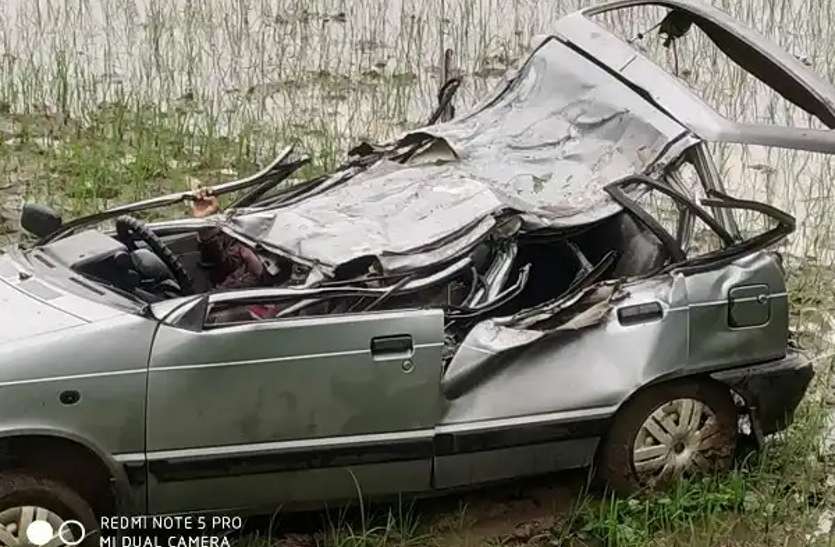 Car accident पेड़ से टकराते ही तेज रफ्तार कार के उड़ गए परखच्चे, 2 युवकों की दर्दनाक मौत, कार को काटकर निकाली गई लाश